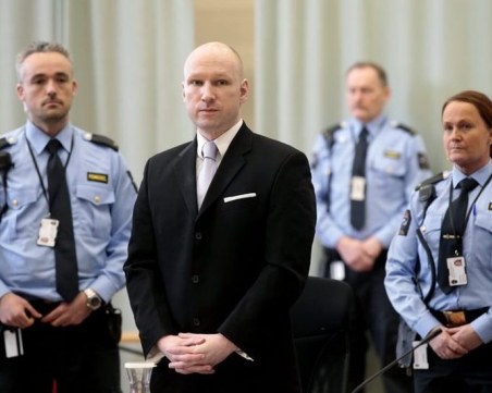 Масовият убиец Брайвик съди Норвегия, иска да не е в изолация