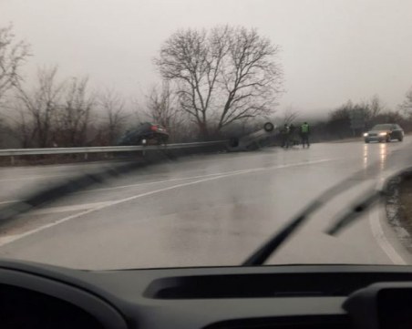 Заради разлята нафта: Две коли се обърнаха, трета е в канавката на пътя София-Варна