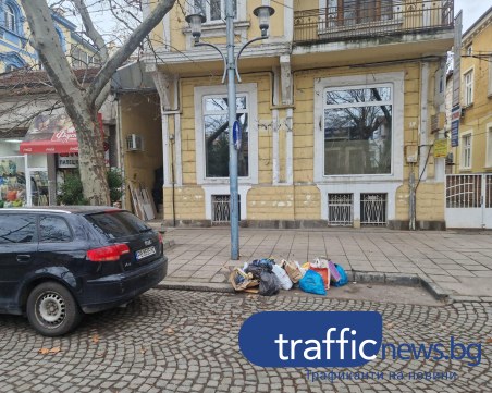 Основна улица в Пловдив вече 20 дни е без контейнери за отпадъци