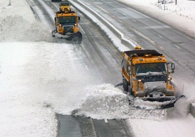 ​680 снегорини са почиствали републиканските пътища през нощта В момента