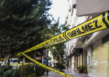 Посетител на джамия в истанбулския квартал Фатих нападна с нож имам и