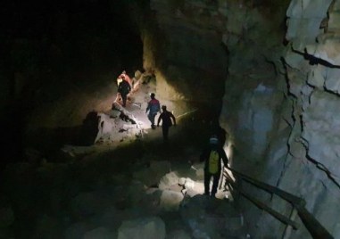 В Словения спасиха петимата туристи които бяха блокирани в пещерата