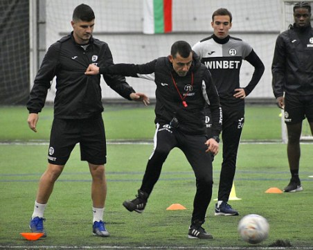 Локо пак тренира в зала, първата контрола ще е закрита