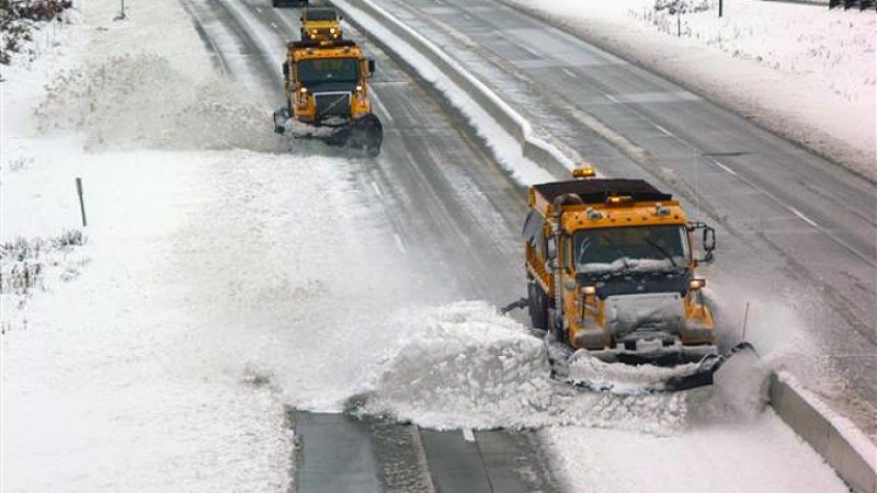 ​680 снегорини са почиствали републиканските пътища през нощта. В момента