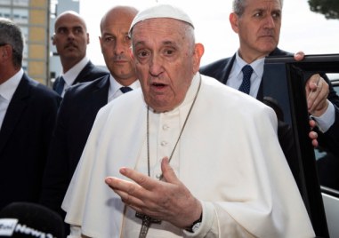 Папа Франциск е обезпокоен че международното внимание се измества от