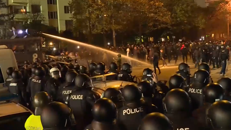 4 уволнени и 9 наказани са полицаите след протеста на футболните фенове в София