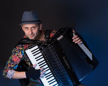 Акордеонистът Калоян Куманов става част от несравнимите Barcelona Gipsy balKan Orchestra