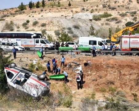 Бус със затворници катастрофира в Турция, 20 души са ранени