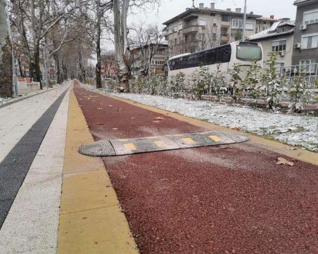 Пълен абсурд! Появи се легнал полицай на велоалея на ремонтиран булевард в Пловдив