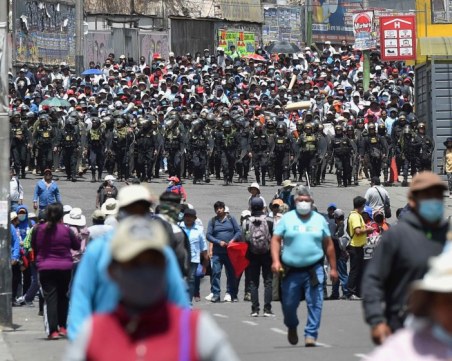 Перу обяви извънредно положение заради конфликт в Еквадор