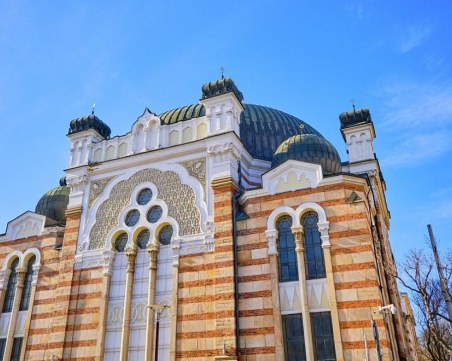 Прокуратурата се самосезира за разлепени некролози на Хитлер на фасадата на Софийската синагога