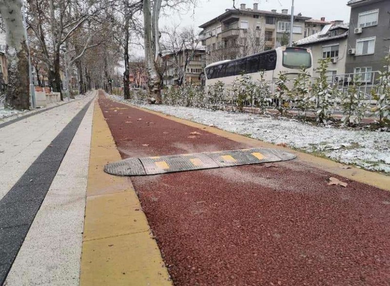 Пълен абсурд! Появи се легнал полицай на велоалея на ремонтиран булевард в Пловдив