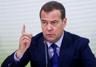 Бившият руски президент Дмитрий Медведев предупреди че украински атаки срещу