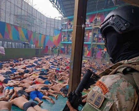 Близо 150 надзиратели и служители на затвори в Еквадор са взети за заложници