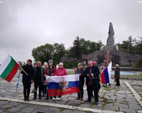 Бранят паметника на Альоша с протест пред Общинския съвет