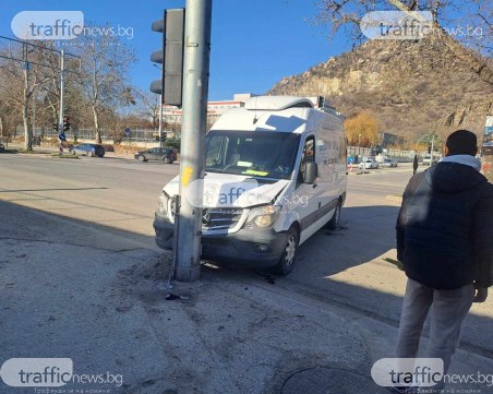 Бус без шофьор се заби в светофар на бул. „Христо Ботев”, затапи движението