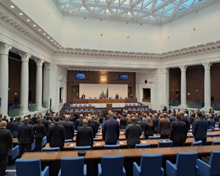 Депутатите започнаха работа, от 