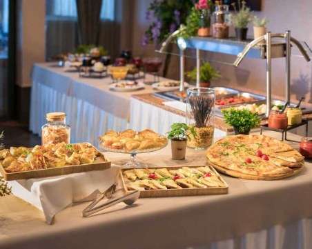 Богата блок маса за вечеря през седмицата предлага най-добрият СПА хотел край Пловдив