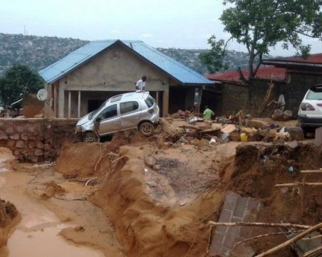 Стотици жертви заради наводнения, 300 000 домакинства са били засегнати