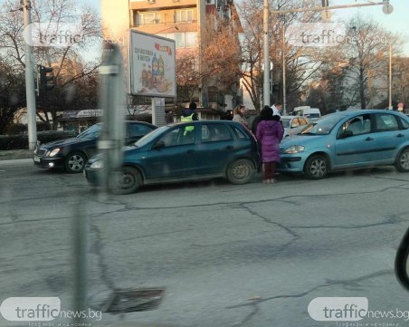 Три коли се блъснаха на натоварено кръстовище в Пловдив