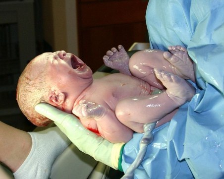 Увеличават еднократните помощи за раждане на дете с 50%