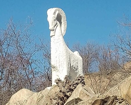 Заличиха драсканиците на вандали, поругали със знака 