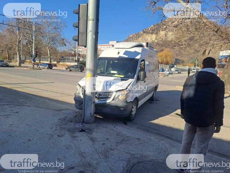 Бус без шофьор се заби в светофар на бул. „Христо Ботев”, затапи движението