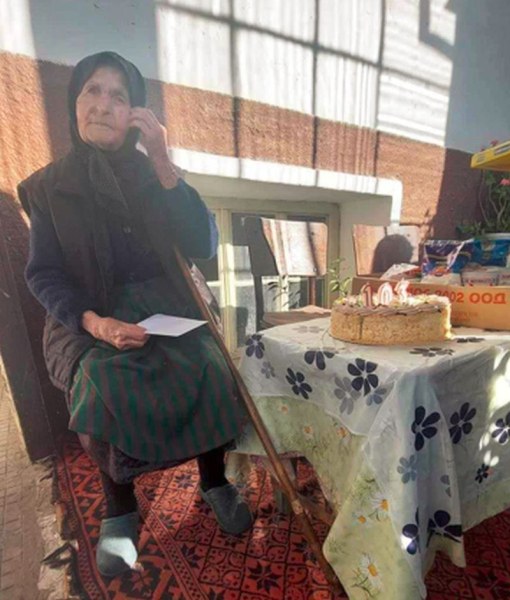 Баба Милка от Цалапица получи подаръци от името на кмета