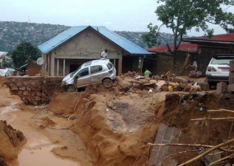 Стотици жертви заради наводнения, 300 000 домакинства са били засегнати