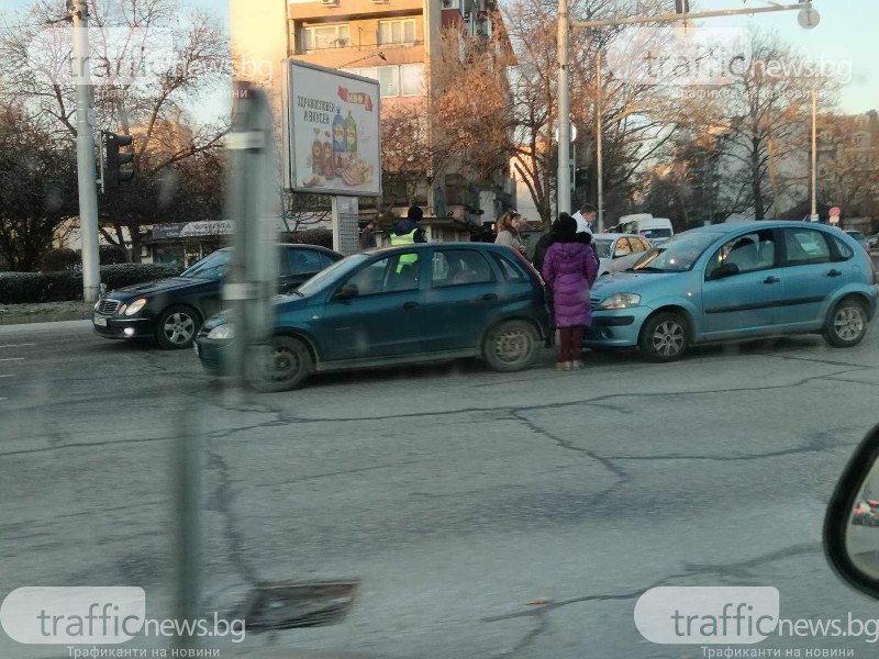 Три коли се блъснаха на натоварено кръстовище в Пловдив