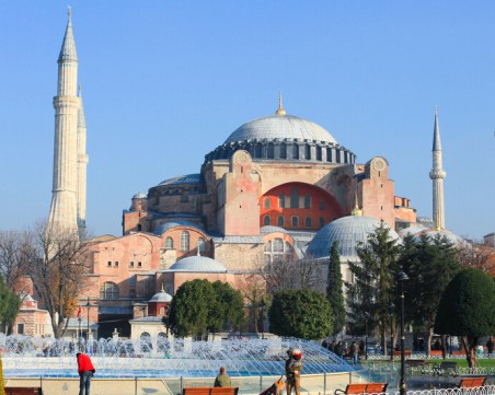 Чужденците ще плащат 25 евро такса за посещение на „Света София” в Истанбул