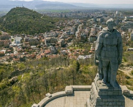 Едва 28% от пловдивчани са „за” демонтажа на Альоша – как ще се реши бъдещето му?