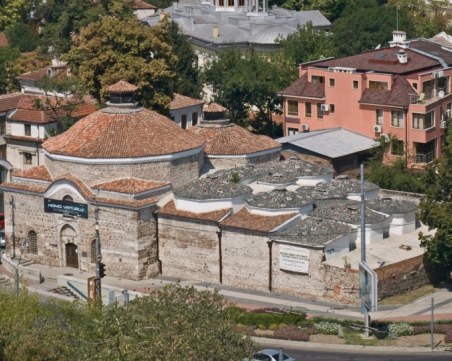 Късове мазилка падат от фасадата на Чифте баня близо до две училища