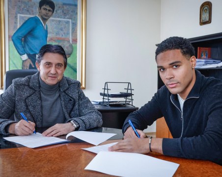 Левски преподписа с двама, разделя се с Петрис и Краев