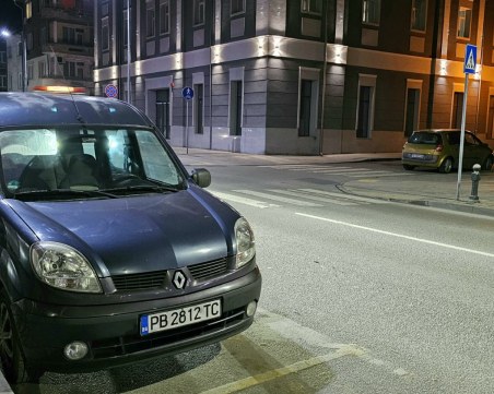 Месец след инцидент с пешеходец в Пловдив: Косвеният виновник продължава да паркира незаконно