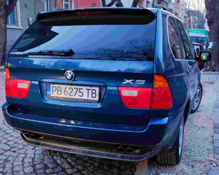 Пловдивчанин, възмутен от неправилно паркирано BMW: Кой ще плати за разрушeното?