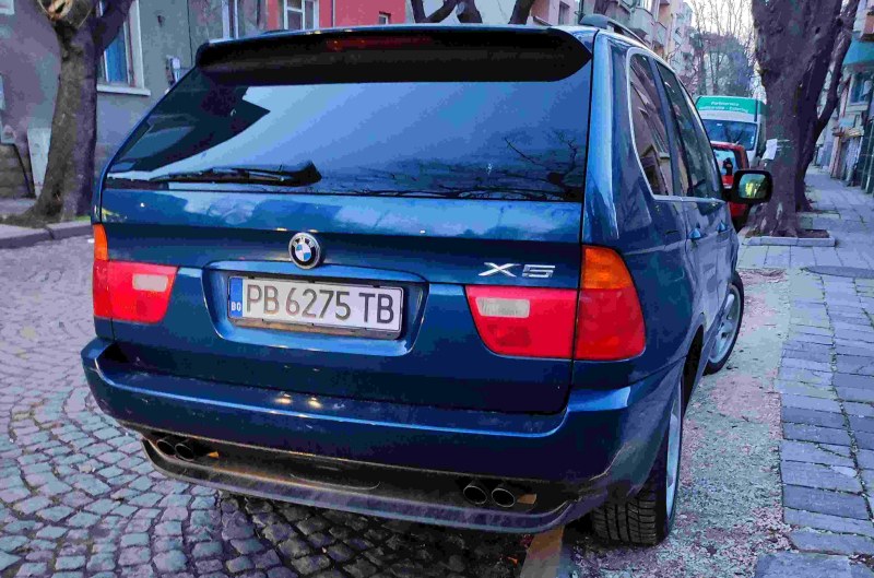 Пловдивчанин, възмутен от неправилно паркирано BMW: Кой ще плати за разрушeното?