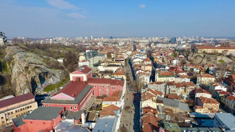 Времето в Пловдив ще остане слънчево, но температурите леко ще
