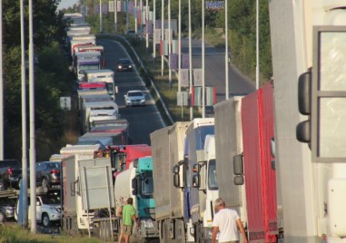 Десетки румънски трактори и камиони блокираха напълно граничния пункт с