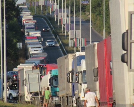 Граничният пункт с България при Калафат е напълно блокиран от румънски трактори и камиони