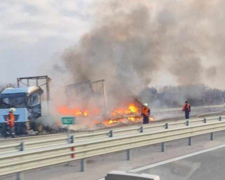 Камион гори на АМ 