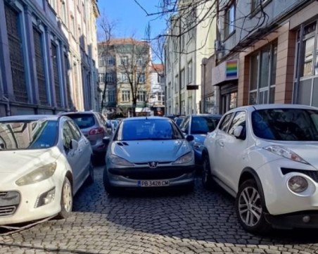 Когато няма места за паркиране в Пловдив, трябва изобретателност