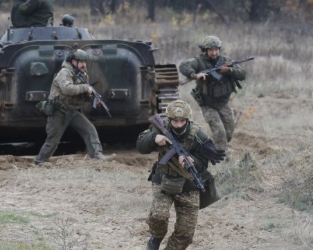 Нова масирана руска атака в Украйна, унищожени са съоръжения, произвеждащи боеприпаси