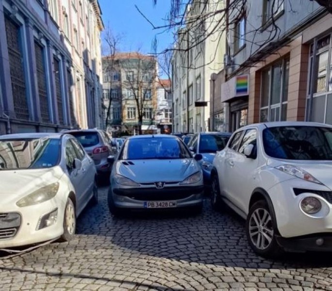 Когато няма места за паркиране в Пловдив, трябва изобретателност