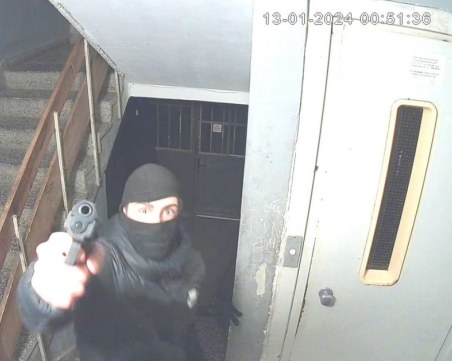 Двама се вмъкнаха във вход в София, единият - с пистолет