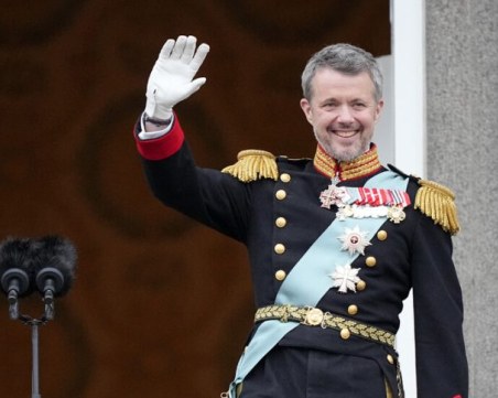 Крал Фредерик Десети се възкачи на престола в Дания