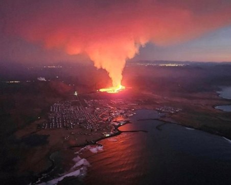 Лавата от изригналия вулкан в Исландия достигна селището Гриндавик и подпали къщи