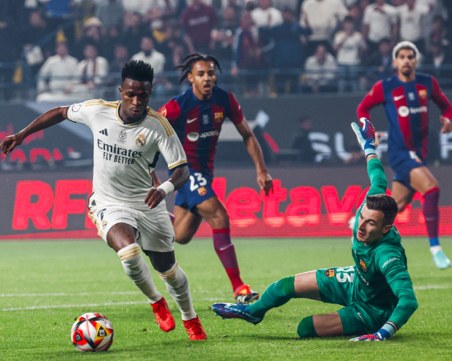 Реал Мадрид не остави шансове на Барса и грабна Суперкупата, Винисиус с хеттрик