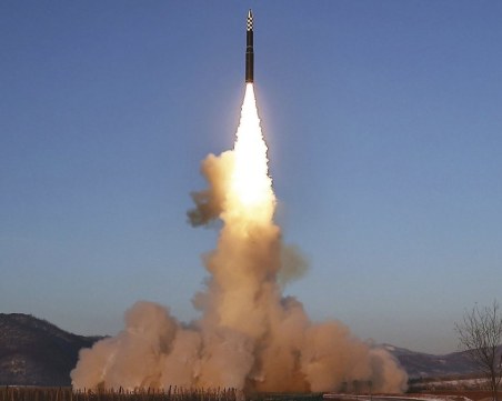 Северна Корея изстреля най-съвременното оръжие в арсенала си - ракетата 