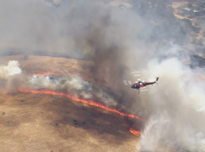 Над 200 огнеборци гасят огромен горски пожар в Австралия